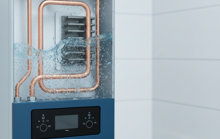 Interior de una caldera de gas con agua visible en las tuberías y un símbolo de sonido, que representa el ruido de agua o el gorgoteo dentro de la caldera.